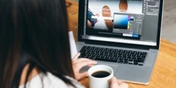 designer-picking-colors-for-website